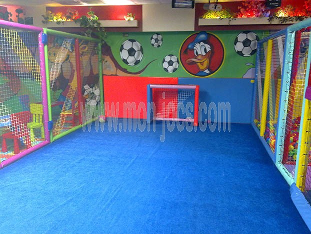 zona deportiva con cesped parque infantil