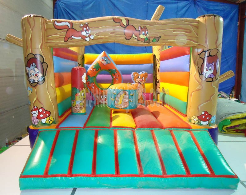 castillo hinchable de arboles