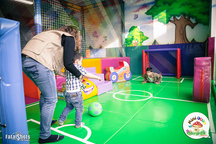 Pista deportiva con portería parque infantil