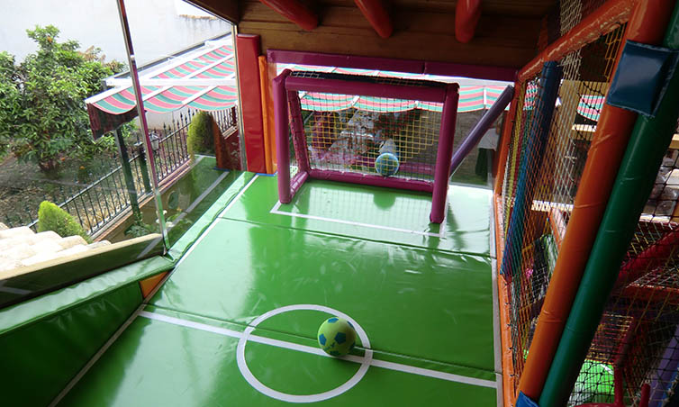 pista fulbol parque infantil