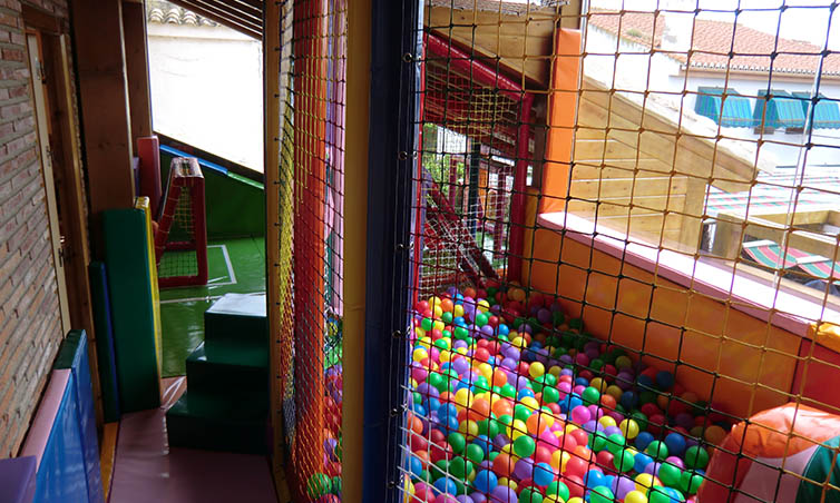 piscina de bolas en restaurante